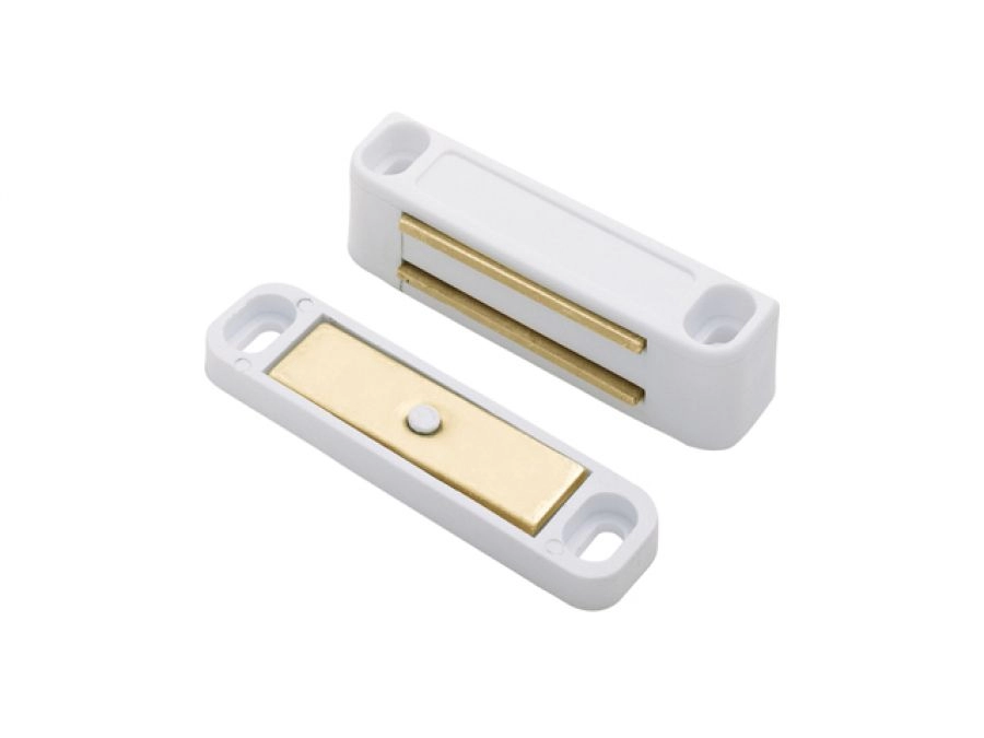 Magnetické zapínání pro dveře a nositelná zařízení