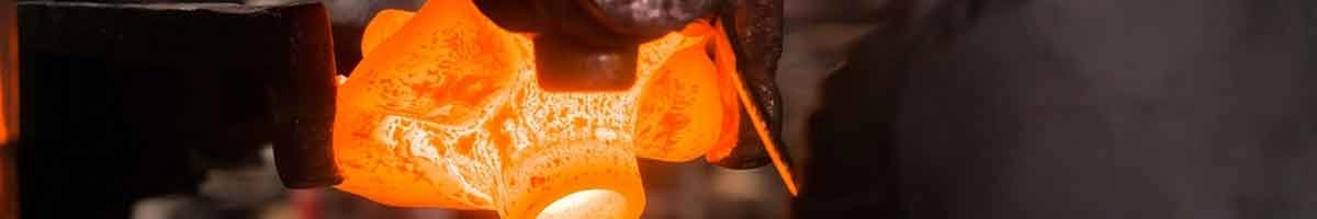 Comparación de propiedades del material entre hierro fundido y acero