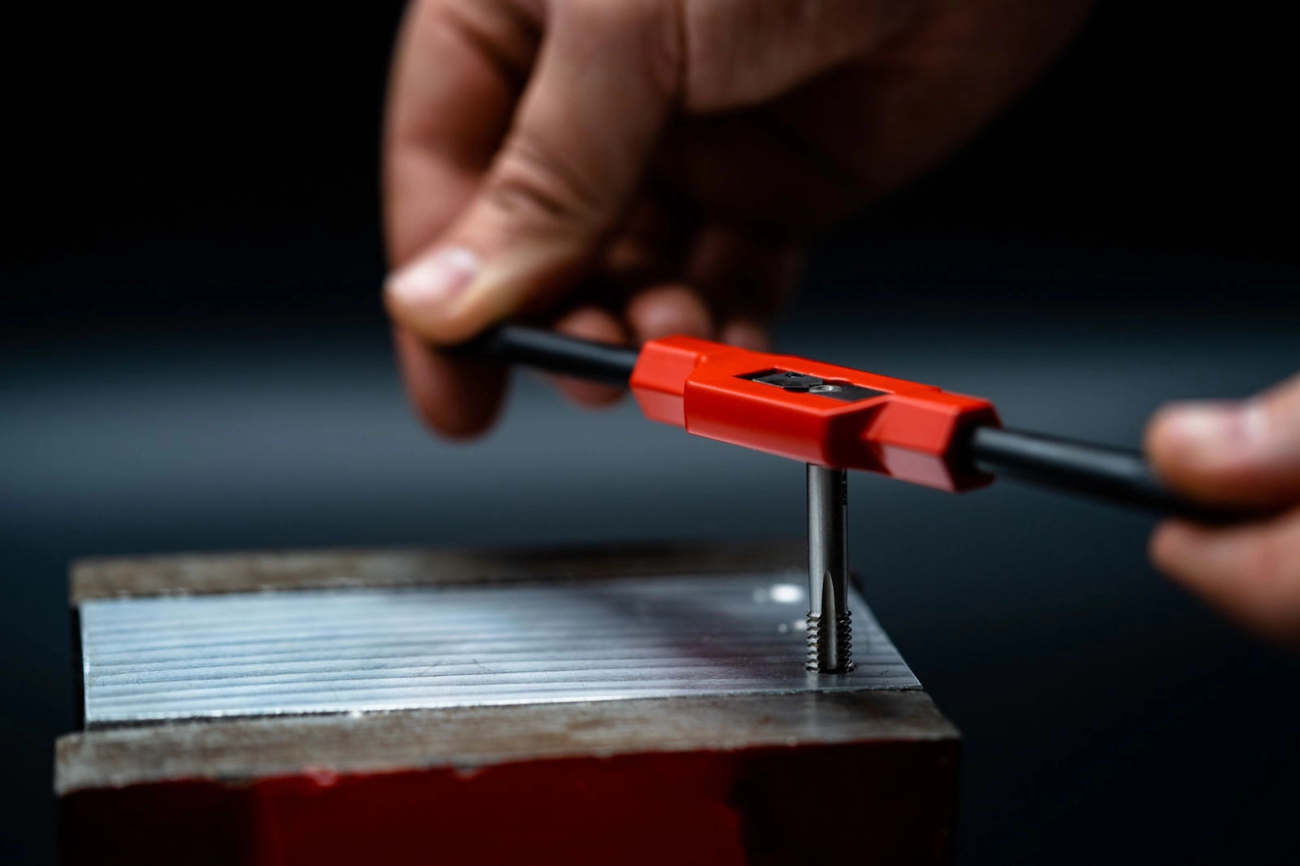 Guía de herramientas y materiales para cortar roscas