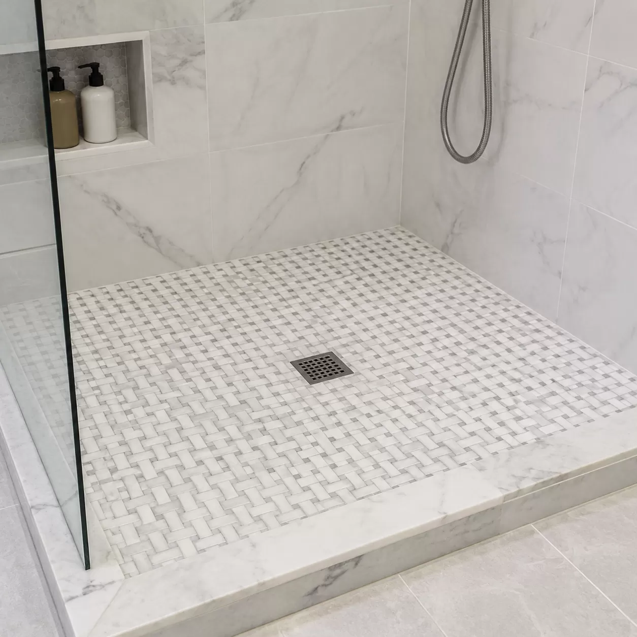 Schemi di posa per pavimenti doccia con piastrelle mosaico bianche